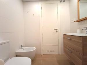 A bathroom at Expoholidays - Apartamento Rueda Lopez (7ºB) Még 11 kép