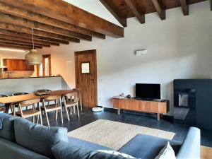 een woonkamer met een bank en een tafel met een televisie bij Casa con impresionantes vistas en Martinet in Martinet
