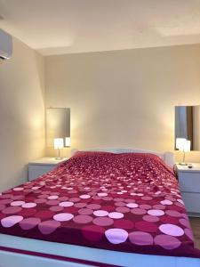 Ένα ή περισσότερα κρεβάτια σε δωμάτιο στο Podgorica-Downtown