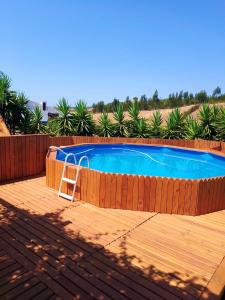 una pequeña piscina con una valla de madera y una escalera en 3 bedrooms house with private pool furnished terrace and wifi at Santa Luzia, en Santa Luzia