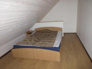 Tempat tidur dalam kamar di Svečių namai Tuopa Nemirsetoje Palangoje