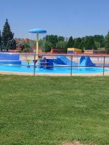 Bazén v ubytování Chalet en el Orbigo nebo v jeho okolí