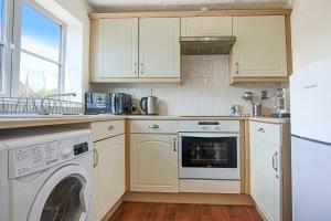 Η κουζίνα ή μικρή κουζίνα στο Delightful 2 BED APARTMENT for BICESTER OUTLET SHOPPING by Platinum Key Properties