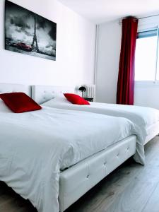 Postel nebo postele na pokoji v ubytování EIFFEL TOWER PENTHOUSE