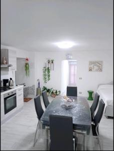 eine Küche und ein Esszimmer mit einem Tisch und Stühlen in der Unterkunft Nunzia's House Materdei in Neapel