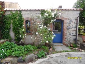 Vonkajšia záhrada v ubytovaní Maison de charme à Mouzillon - Jardin et terrasse accueillante