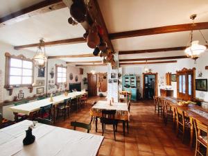 etno kuća Đeram餐厅或其他用餐的地方