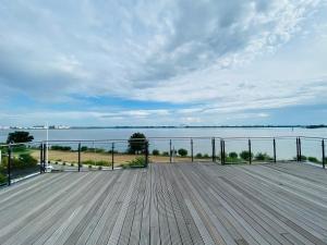 a wooden deck with a view of the water at Homaris Strandhaus Blankenese in Hamburg