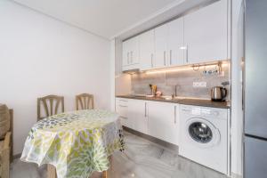 Kuchyň nebo kuchyňský kout v ubytování Apartamento Faro 2