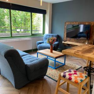 - un salon avec un canapé et une table dans l'établissement The Bolthole @ Bowness - Cosy 1 Bed Apartment, à Bowness-on-Windermere