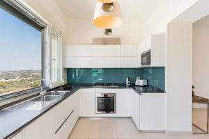 A kitchen or kitchenette at Villa Finibus Terrae