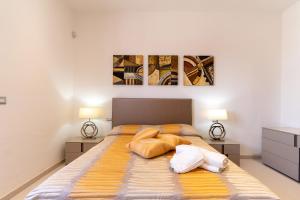 A bed or beds in a room at Villa Finibus Terrae Még 29 kép