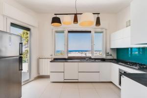 A kitchen or kitchenette at Villa Finibus Terrae