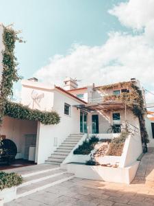 una casa blanca con escaleras delante en Casa da Aldeia, en Constância