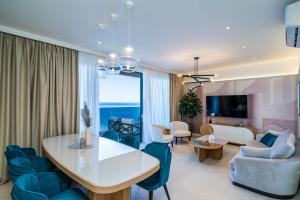 TV/trung tâm giải trí tại Luxury 2 BD Apartment Ika Marie - Dubrovnik Old Town with Jacuzzi and Parking