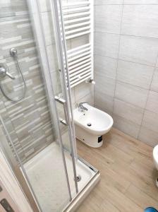y baño con ducha y lavamanos. en Tiny Green apartament in Rome - Magliana en Roma