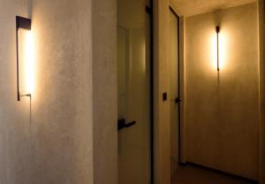 dos luces en una pared al lado de una puerta en Agnadema Apartments en Firostefani