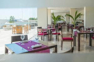 a dining room with tables and chairs and a restaurant at Hotel Xon's Valencia in Aldaya +62 photos