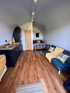 uma sala de estar com um sofá e um lavatório em Honeypot Hideaways Luxury Glamping - Exclusively for Adults em Chester