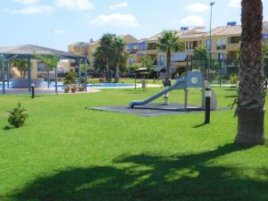 Plac zabaw dla dzieci w obiekcie Magnífico Ático Dúplex con barbacoa