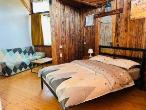 a bedroom with a bed and a couch in it at Cabana Vanatorului 8 in Râşnov