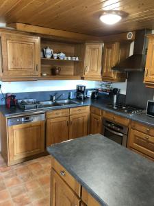 Kuchyňa alebo kuchynka v ubytovaní Chalet- Capacité 8/10 pers au cœur de la station