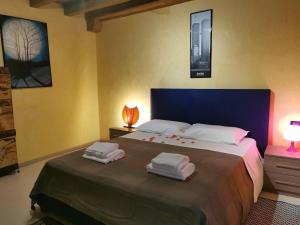 una camera da letto con un letto e due asciugamani di BORGO LA CROCE APARTAMENTS a Firenze