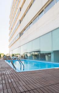 une piscine en face d'un bâtiment dans l'établissement Hotel Xon's Valencia, à Aldaya