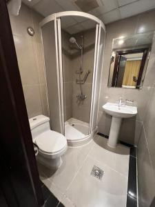 a bathroom with a toilet and a shower and a sink at فندق الميقات أجياد in Mecca +24 photos