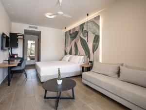 Televízia a/alebo spoločenská miestnosť v ubytovaní Mossa Well Being Hotel