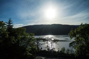 a view of a lake with the sun in the sky at Croit Anna Hotel in Fort William +3 photos