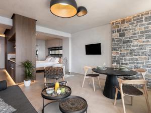 uma sala de estar com um sofá e uma mesa em Brand new Luxury Seannamon Suites, amazing seaview em Agios Nikolaos