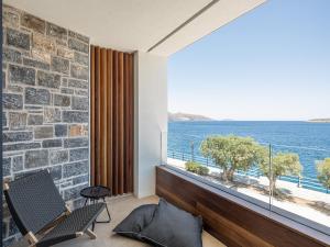 um quarto com vista para o oceano em Brand new Luxury Seannamon Suites, amazing seaview em Agios Nikolaos