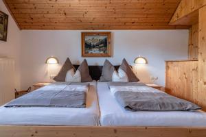 Ένα ή περισσότερα κρεβάτια σε δωμάτιο στο Almhütten Sonnblick & Almfried