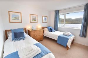 Postel nebo postele na pokoji v ubytování Loch Cottage