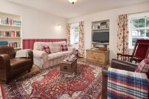uma sala de estar com um sofá e uma mesa em Seashell Cottage em Cromarty