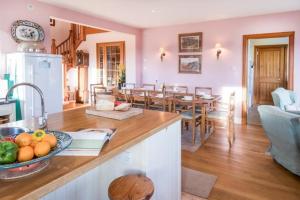una cucina e un soggiorno con un tavolo e una sala da pranzo di Clashindeugle Farmhouse & Annex a Grantown on Spey