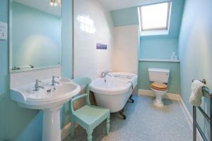 un bagno con lavandino, vasca e WC di Clashindeugle Farmhouse & Annex a Grantown on Spey Altre 45 foto