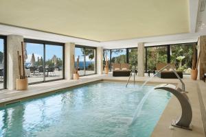 uma piscina num hotel com vista para o oceano em Bahía Suites Camp de Mar em Camp de Mar