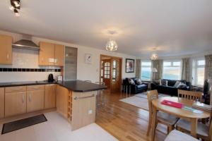 A kitchen or kitchenette at Eriskay Views Cottage