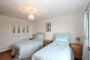 Кровать или кровати в номере Eriskay Views Cottage