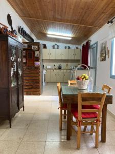una cocina con una mesa con un bol de fruta. en Mamas Summer House en Lárnaca