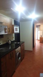 eine Küche mit Spüle und Waschmaschine in der Unterkunft بورتو جولف مارينا جلوبال- للعائلات فقط in El-Alamein