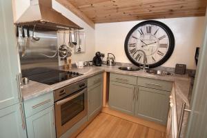 Kuchyň nebo kuchyňský kout v ubytování Hebridean Earth House