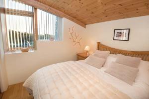 Postel nebo postele na pokoji v ubytování Hebridean Earth House