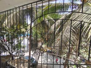 une vue sur un palmier dans un bâtiment dans l'établissement Astha Residency, à Mumbai
