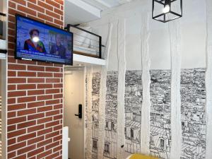 Televízia a/alebo spoločenská miestnosť v ubytovaní Studio Cléry
