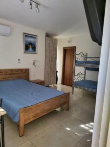 1 Schlafzimmer mit 2 Etagenbetten und einem blauen Bett in der Unterkunft Guest house Ashdod-beach in Aschdod