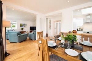 comedor y sala de estar con mesa y sillas en Gaidrew Cottage en Drymen