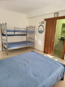 1 Schlafzimmer mit 2 Etagenbetten und einem blauen Teppich in der Unterkunft Guest house Ashdod-beach in Aschdod